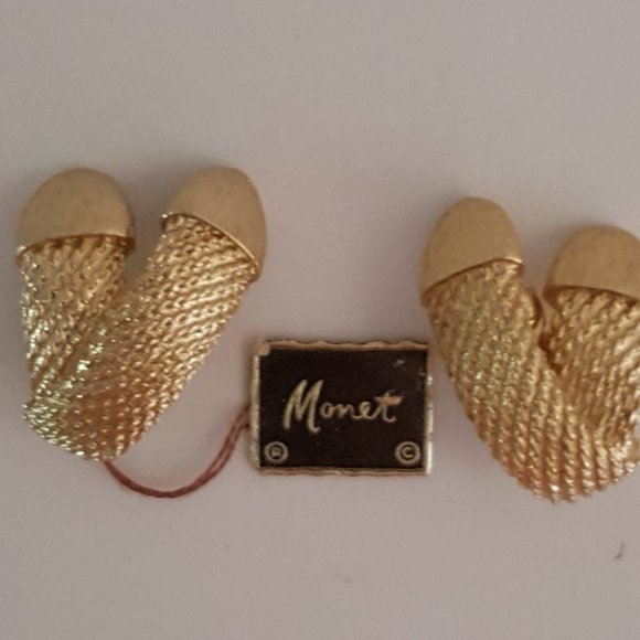Vintage MONET Signed Textured Gold Tone Earrings Clip-on - Picture 3 of 11